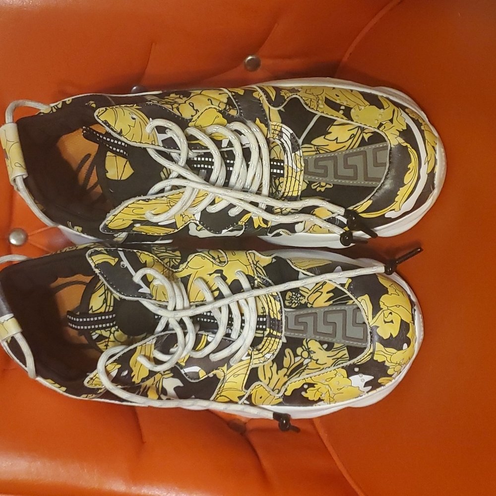 Versace chain reaction